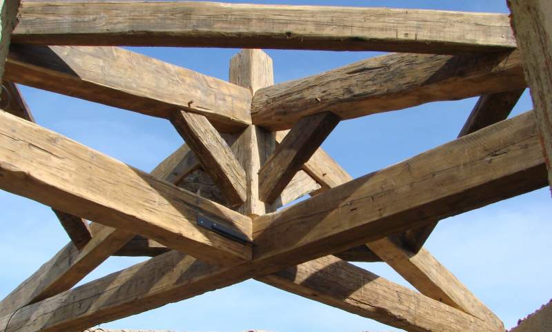 fabrication auvent provençal en vieux bois à LACOSTE 84480 en Luberon